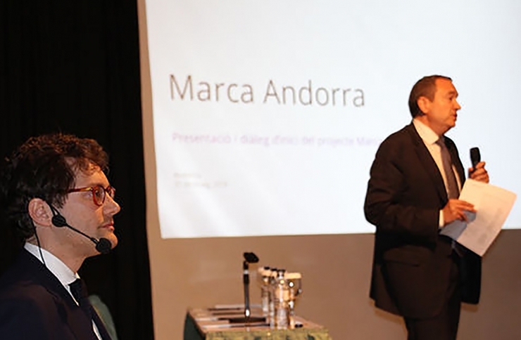 El president de la Comissió Marca Andorra de la CEA, Pere Augé, i el conferenciant Gonzalo Vilar, durant la presentació del projecte el gener de l'any passat.